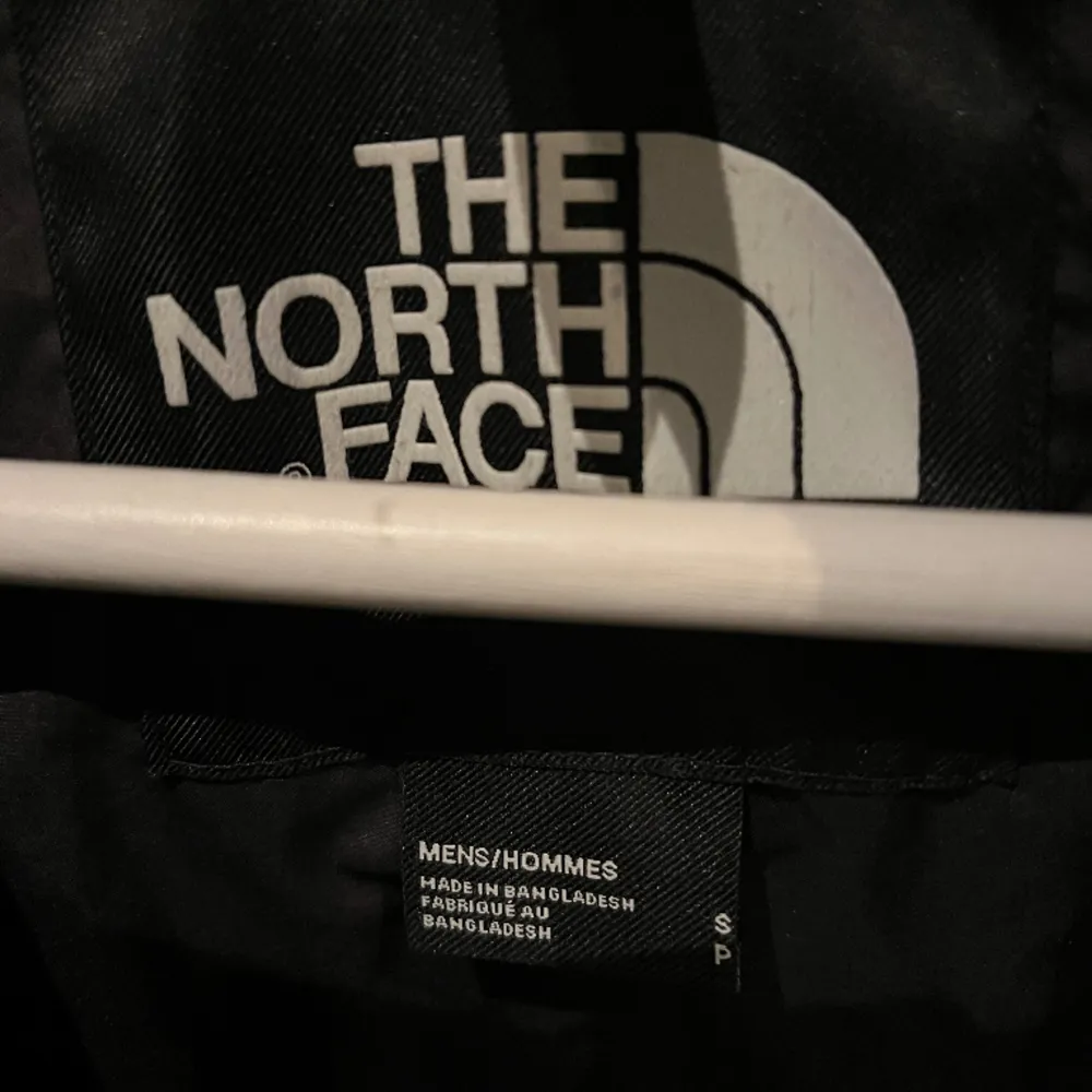 North Face jacka svart i stl S (vinterfodrad). Varm och i bra skick, logga på bröstet och på ryggen! . Jackor.
