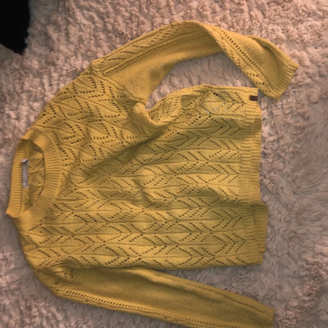 En gul tröja med håll i - 90