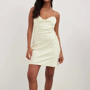 Klänning - Fin sommarklänning med öppenrygg. Endast använd 1 gång.💕🌼 Ordinariepris 349kr, säljer för 80kr