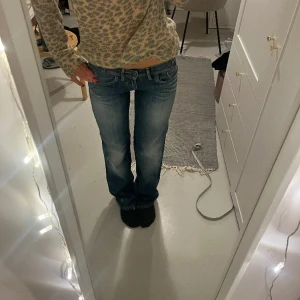 Lågmidjade bootcut jeans  - Säljer  dessa lågmidjade bootcut jeans. Midjemått 36 cm, innerbenslängd 80cm 