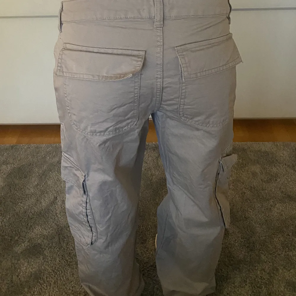 Snygga cargo jeans med jättefin passform. Lite uppgåda längst ner men inget som lägsmärket till!. Jeans & Byxor.