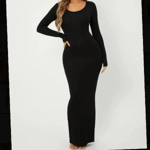 Svart tight klänning  - Jätte fin svart tight lång klänning. Sitter jätte fint. Storlek S sitter som en xs/s 