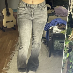 midwaist grå jeans - midwaist bootcut/flare jeans grån GinaTricot! bra skick, en liten fläck på det vänstra låret❣️långa! (jag är 174)