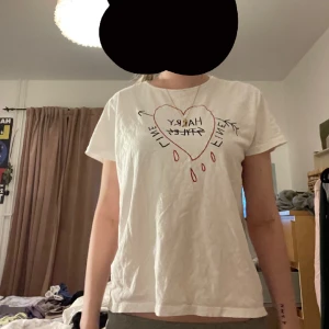 Harry Styles merch! - Säljer denna Harry Styles T-shirtn då den ej används (Ej äkta!!)