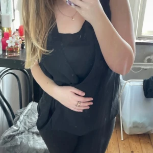 HELT NY omlottopp - Perfekt topp till fest/högtider. Helt ny! (Dock utan prislapp) stl M.  använd gärna köp nu