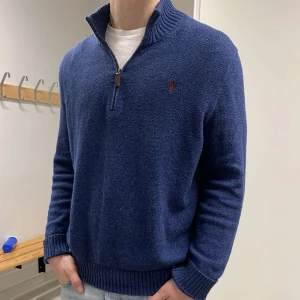 Ralph Lauren half-zip - Ralph Lauren half-zip i väldigt bra skick. Den ser knoppning ut på bild men är inte så i verkligheten. Den är i storlek L. Modellen är 186 lång och är lite för lång i armarna för han. Hör av er vid funderingar! Mvh Felix