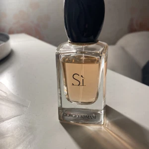 Si giorgio Armani parfym  - En inprincip oanvänd parfym från giorgio Armani som jag fick i present men som aldrig kommit till användning, nypris 900 kr