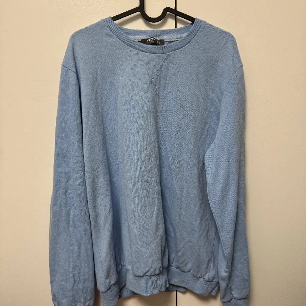 Ljusblå stickad tröja från koton storlek M men sitter som Small och M säljer för 250kr.. Tröjor & Koftor.