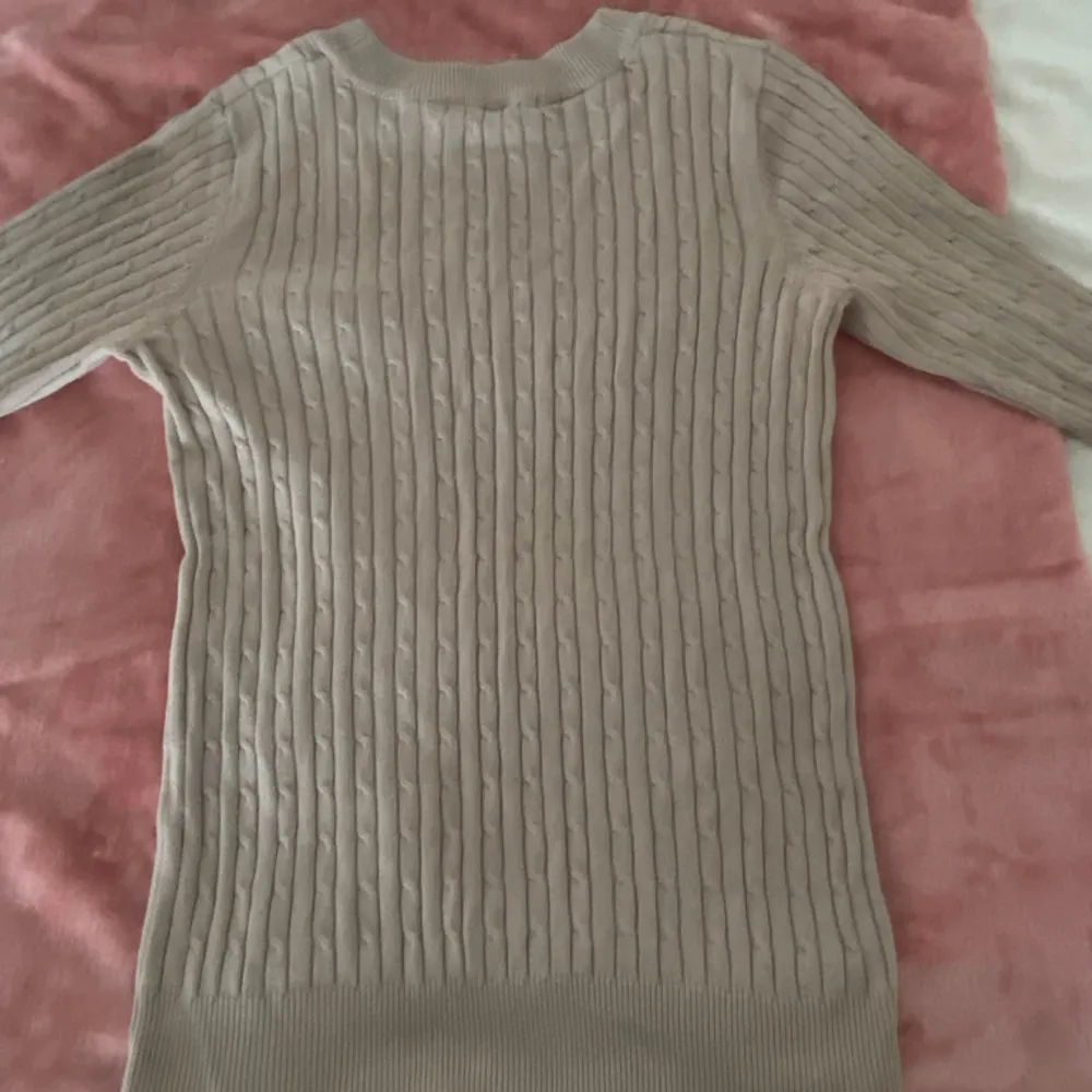 Säljer nu min Gina tricot tröja då den börjar bli för liten. Den är använd 1 gång och är i bra skick. Den är skön och sticks inte. Inga tecken på användning. Tröjor & Koftor.