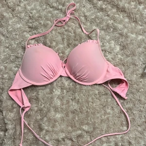 Bikini överdel  - Säljer min rosa bikiniöverdel då den inte kommer till användning!