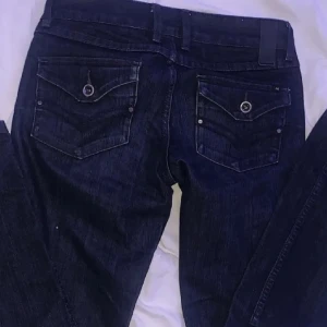 Low waist straight jeans  - Så sjukt snygga lågmidjade raka jeans från Vero Moda. Lite tajta runt låren på mig men väldigt snygga. Använda en del men bra skick fortfarande. 