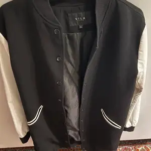 Jag säljer denna jacka för att den inte kommer till användning. Det är skönt material tycker jag.😊Storlek xs från Vila. (Köparen står för frakt)💕
