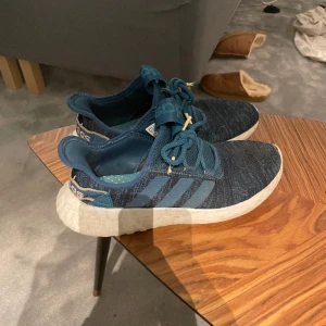 Adidas skor - Ett par adidas skor i storlek 28,5, ganska använda men ändå i bra skick 