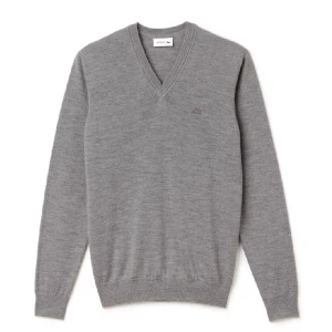 Lacoste 100% Ulltröja - Lacoste tröja i 100% ull. Använd 1-2 gånger, därav i extremt fint skick. Säljes då den inte kommer till användning. Herrmodell.  Ursprungspris: 2000 kr