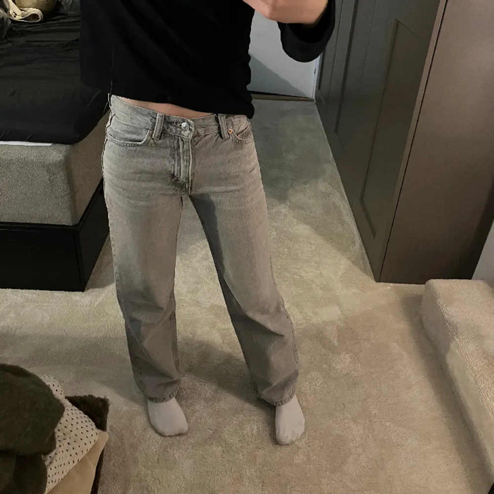 Säljer dessa gråa jeans ifrån Gina, för att jag inte får användning av de. Det är deras petit low waist straight i storlek 32. . Jeans & Byxor.