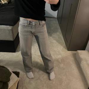 Säljer dessa gråa jeans ifrån Gina, för att jag inte får användning av de. Det är deras petit low waist straight i storlek 32. 
