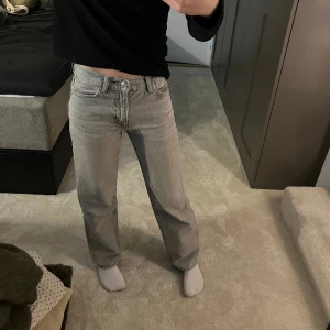 jeans - Säljer dessa gråa jeans ifrån Gina, för att jag inte får användning av de. Det är deras petit low waist straight i storlek 32. 