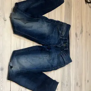 Sådär/okej skick Synligt hål på knä och lite uppklippta längst ner på benet Skinny/slim fit Lågmidjade! Cool färg Coola fickor 