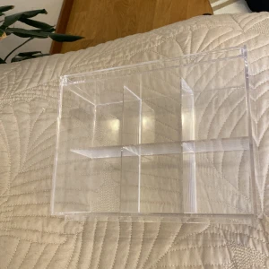 Förvarings/smink låda - En jättefin smink låda, säljer den för att den inte används. Den har några repor på locket men syns knappt😊