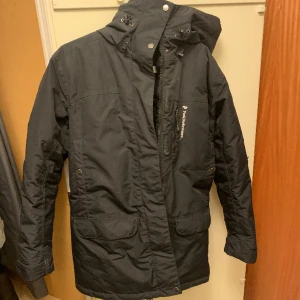 Vinterjacka från peak - Säljer en jättefin och jättevarm jacka från peak performance! Den är i storlek S. Den har en reva i armmudden, därav priset, men funktionen är densamma och går säkert att sy ihop om man försöker!