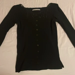 Kofta - Jätte söt kofta/topp!! Går att klä upp och klä ner. Pris kan diskuteras! Säljer då den inte riktigt är min stil längre. Postar eller möts upp i Stockholm! 💕