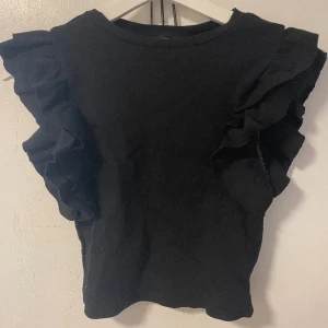 Volangtopp - Svart croppad volangtopp från even&odd. Använd Max 2 ggr. Nyskick. 