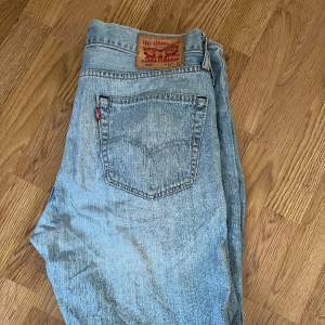 Fina något slitna ljusa Levis jeans i str 33x32. :)