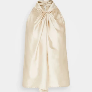 Topp - Säljer denna ursnygga toppen från Anna field som är slutsåld och är köpt från zalando, endast använd några få gånger och därför i väldigt bra skick, den är i färgen off-white☺️ bara att skriva om du har frågor eller liknande💗nypris 339 kr 