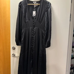 Siden klänning - Såå fin sidenklänning från bubbleroom som tyvärr ej kommer till användning då den är lite för stor för mig. Lapparna sitter kvar