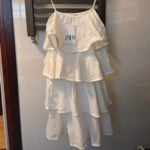 Vit volang klänning från Zara, storlek xs🤍ny med prislapp 