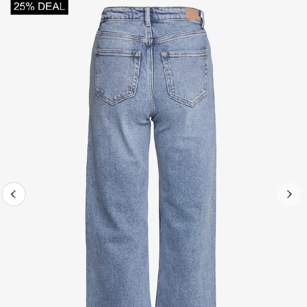 Wife leg jeans i fint skick köpta för 579kr använt dem ca 12 gånger 💕🌸 Dem passar mig som är 160-163cm Sitter jätte fint och har inga slitage eller fläckar tvättar innan frakt & fler bilder kan ordnas priset går att diskutera på allt jag säljer 🌸💕. Jeans & Byxor.