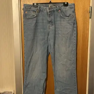 Ett par använda Lager 157 icon jeans i Strl Xl (passar L)! Lite slitna ned till vid hälen och en liten missfärgning (se på bild 3) men inget som man lägger märke till!  Priset går o diskuteras pga skicket