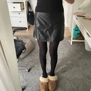 Söta Zara shorts  - Säljer dessa jätte söta skin shorts som ser ut som en kjol, eftersom att jag rensar garderoben och de kommer inte till användning tyvärr 💖Pris kan alltid diskuteras och skriv innan tryck på köp nu! 🙏🏻