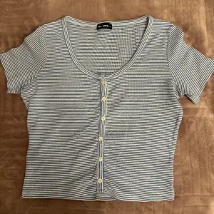 Croppad t-shirt med knappar från Taily Weil💙🤍Storlek XL, men passar även som S/M. Perfekt till sommaren!!