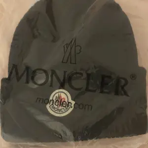 Riktigt fin moncler mössa som är perfekt för vintern🤩