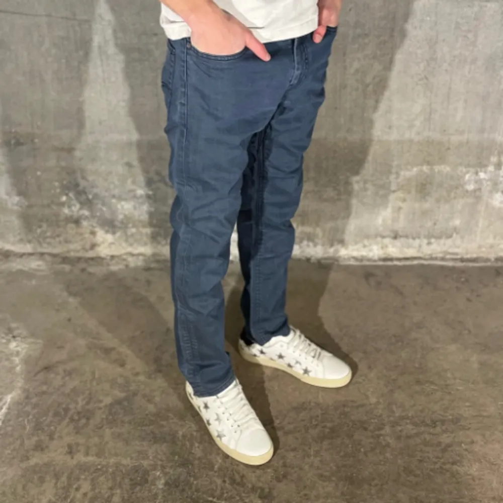 Levi’s jeans 511 i färgen blå. Storlek 31/30 och modellen på bilden är 182 cm. Fint skick, nypris 1099, köp för endast 299kr.  Fast pris gäller🤝. Jeans & Byxor.