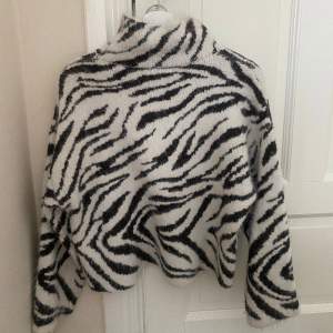 så snygg och skön tröja i zebra mönster!!💗💗