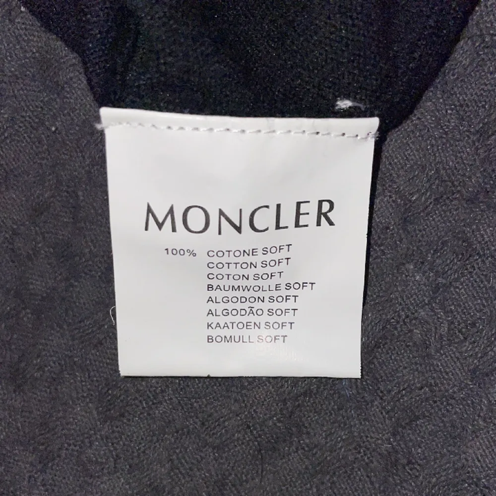 Säljer denna svarta v-ringade tröja ifrån Moncler i bra skick, eftersom det inte är något som jag använder. Det är i barnstorlek XL, vilket passar S/M. Tröjor & Koftor.