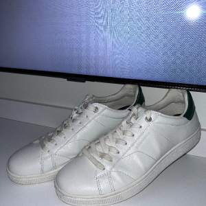 Hejsan!  Säljer ett par Björn Borg skor i storlek 43. Skorna är använda ett par fåtal gånger under sommaren och säljs för att de är för små. Nypris: 899kr   Tveka inte på att höra av dig! Mvh Alexander⭐️