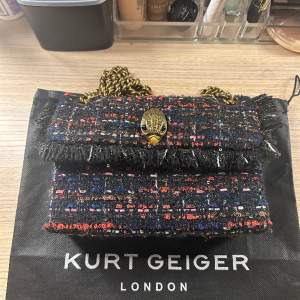 Sjukt snygg Kurt Geiger väska. Så snygga neanser och perfekt storlek. Köpt från Zalando och är i väldigt bra skick.