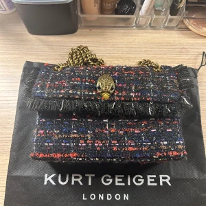 Kurt Geiger väska - Sjukt snygg Kurt Geiger väska. Så snygga neanser och perfekt storlek. Köpt från Zalando och är i väldigt bra skick.