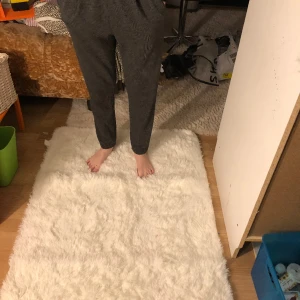 Rutiga byxor  - Gråa byxor med små rutor