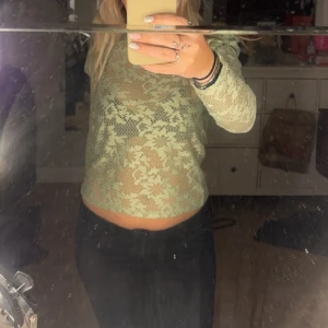 Genomskinlig spets topp - Jätte fin spetstopp med prislapp kvar: nypris 299