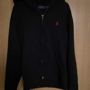 Polo Ralph Lauren zip hoodie  Lite använd men i helt perfekt skick  Storlek S  Nypris ca 1200 