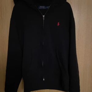 Polo Ralph lauren zip hoodie - Polo Ralph Lauren zip hoodie  Lite använd men i helt perfekt skick  Storlek S  Nypris ca 1200 