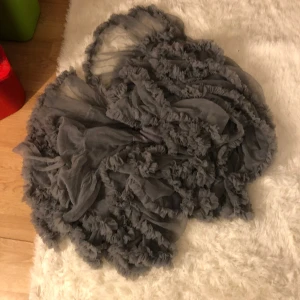 Grå kjol - Mörkgrå kjol Många lager En rosett Utpuffad