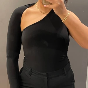 Svart body - Oanvänd body från prettylittlething!