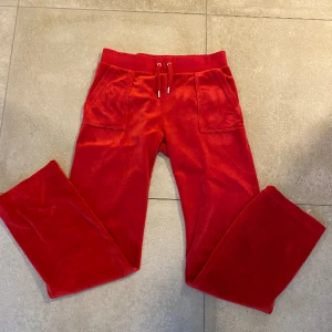  Juicy couture - Juciy byxor i strl M, säljer då jag inte använder de och har många! Ny pris ca 1100, skriv för frågor 