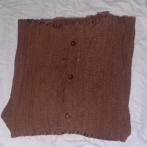 Bruna byxor med blus - Bra skick, aldrig använt