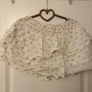 Zara kjol  - Jätte gullig liten kjol från zara, använd en gång, insåg att den var lite för kort för mina långa ben. Men den är så fin så synd att göra sig av med. 